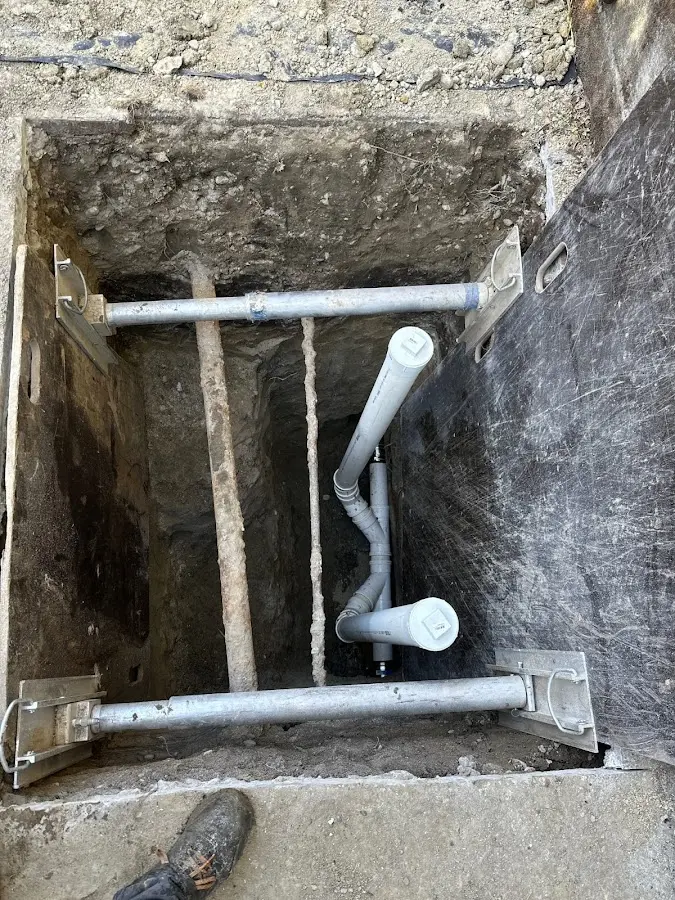 Experienced plumber completing Drain Cleaning work in Freeport